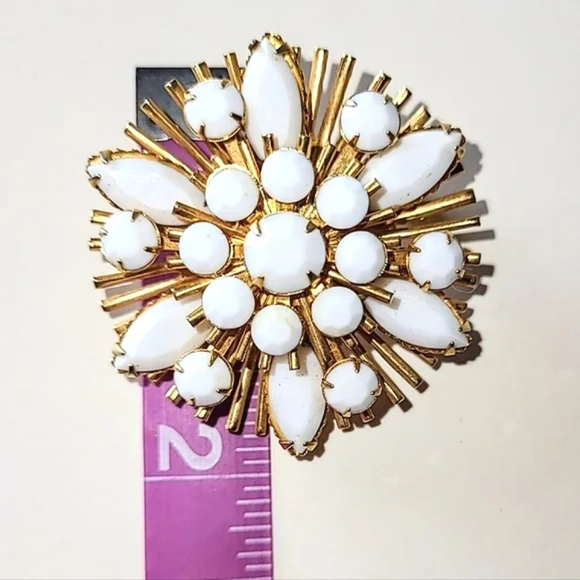 MILK GLASS ATOMIC SUNBURST PIN BROOCH - FACETED STONES - Picture 5 of 6